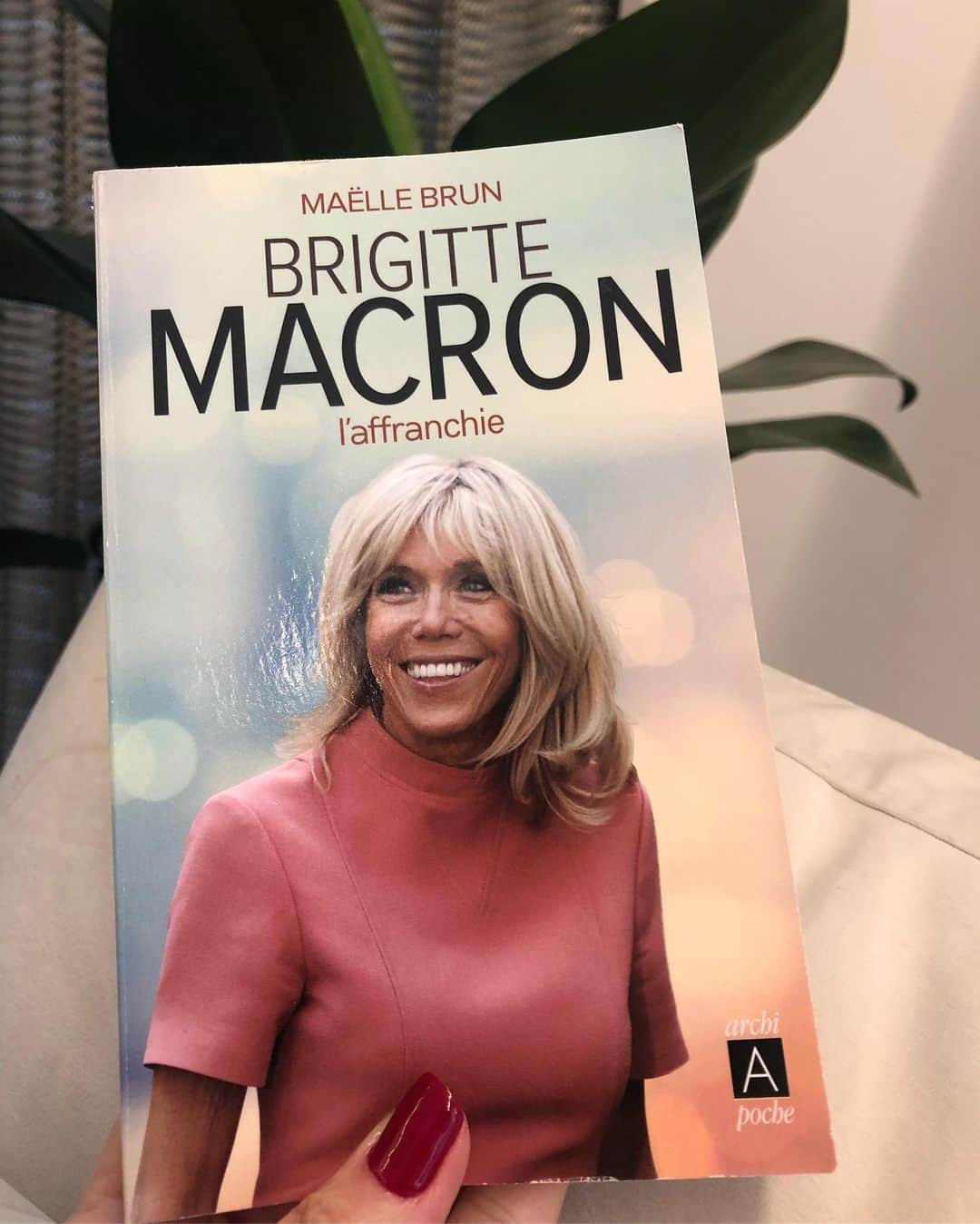 ファチマ・ベルナルデスのインスタグラム：「Que ela é inteligente, elegante, corajosa e vinte e cinco anos mais velha que o marido, o presidente da França Emmanuel Macron, eu já sabia. Mas nesse livro a autora se propõe a mostrar a mulher por trás das aparências. Acabei de começar a ler. Acho que vou gostar.」