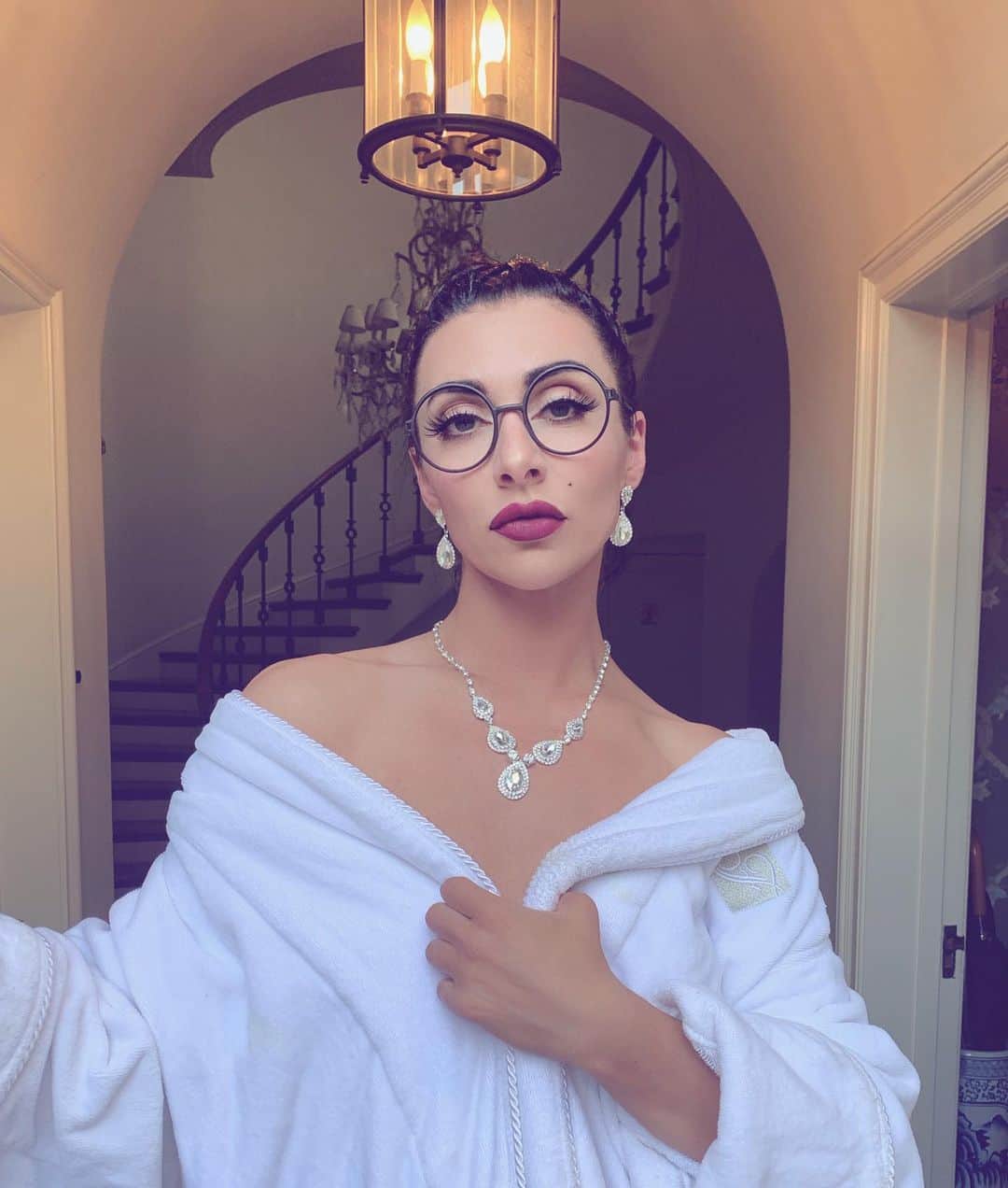 カーミンのインスタグラム：「dahlings, who wants vignette deux tomorrow? 🙋🏻‍♀️💎」