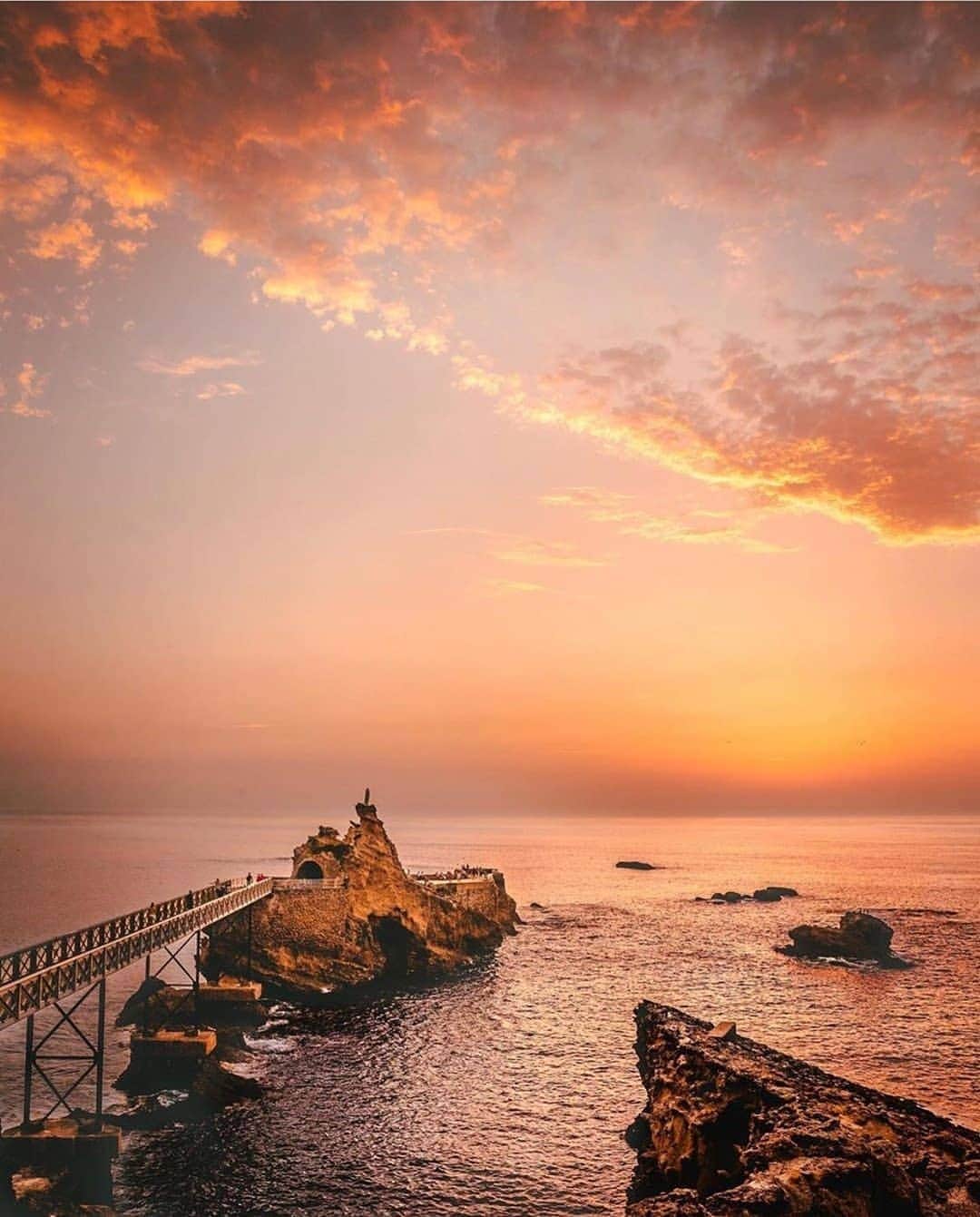 のインスタグラム：「Fantastic sunset at Rocher de la Vierge (Biarritz) by @marcourrutia1 at @igersfrance 🌞😍📸🙌 #igersfrance #igers」