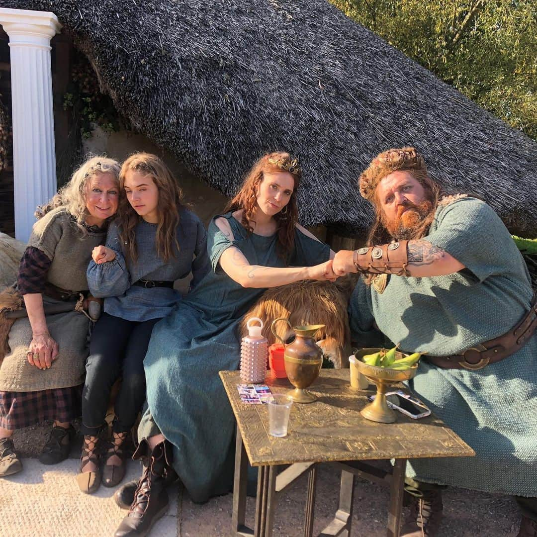 ケイト・ナッシュさんのインスタグラム写真 - (ケイト・ナッシュInstagram)「ALL SAY YAHHH...BOUDICA!!! Have you seen @horriblehistoriesthemovie ?! Catch it in cinemas NOW! And enjoy these cute bts snaps from filming!」8月27日 4時33分 - katenash