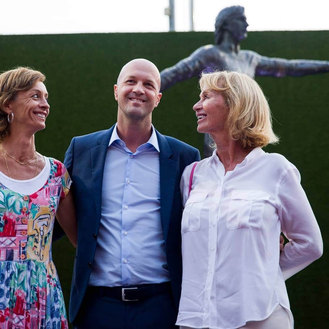 ヨハン・クライフさんのインスタグラム写真 - (ヨハン・クライフInstagram)「🆕 The new Johan Cruyff statue has been revealed tonight outside Camp Nou 👏」8月27日 4時44分 - johancruyff