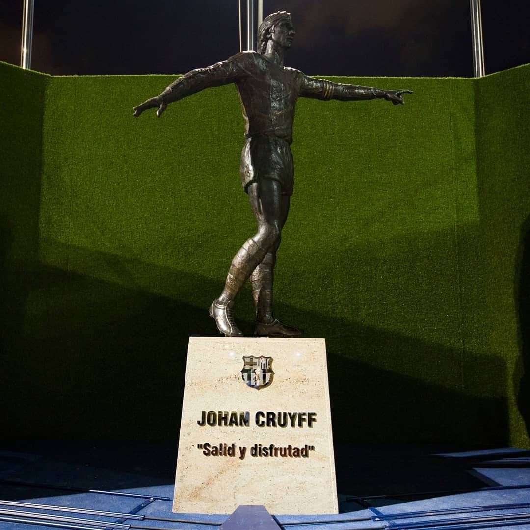 ヨハン・クライフのインスタグラム：「🆕 The new Johan Cruyff statue has been revealed tonight outside Camp Nou 👏」