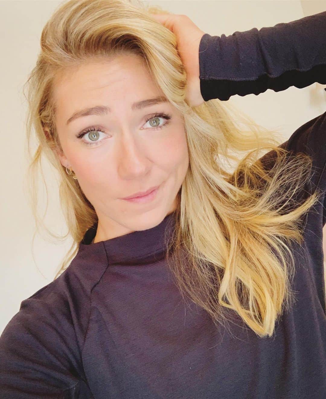 ミカエラ・シフリンのインスタグラム：「Silly ol’ bear. 🤪🤗」
