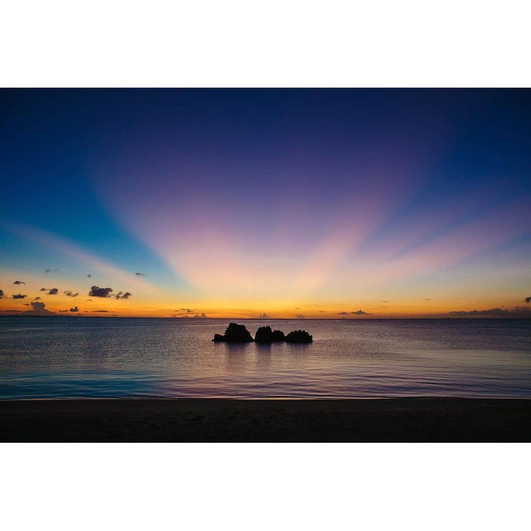 KOBOさんのインスタグラム写真 - (KOBOInstagram)「つい先日のこと﻿ ﻿ 夕食前、部屋のカーテンを開けたら﻿ ﻿ あまりにも綺麗な夕焼けで﻿ 慌ててビーチまで飛び出した﻿ ﻿ Blue moment﻿ ﻿ 太陽が沈んだ後の、ほんの少しの間だけ見られるこの景色が大好き﻿ ﻿ ﻿ ﻿ Location Access / ﻿ 沖縄県北谷 Arahabeach﻿ ﻿ ﻿ ﻿」8月26日 20時10分 - masanori_photo