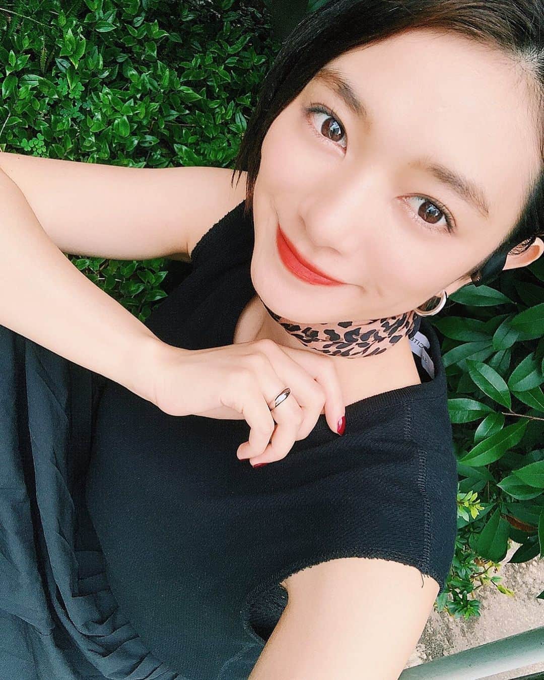 のインスタグラム：「. . 妹に「お姉ちゃん前髪絶対あげた方がいいよ😒」 と言われるもんで、最近ずっとこのスタイルの姉です🌿 . . #pic#photo#selfie#vivigirl#model#shorthair#bangs#silver#earrings#ショート#かきあげ前髪#かきあげショート#スカーフアレンジ#レオパードスカーフ#シルバーアクセサリー#お洒落#オールブラック#赤リップ」