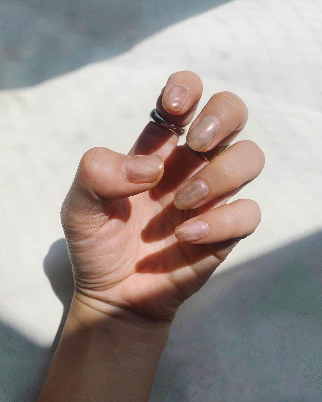 猪鼻ちひろのインスタグラム：「🐚💫 NEW NAILS 絶妙に違う2色のキラキラ。 海に行きたいのと、線香花火したい気分♡ (線香花火作る職人さんの番組を 今観てるからしたい気持ちが倍増！) #夏終わるときのこの気持ちはなんていう現象なの？ #猪鼻ネイル @chipieee_tokyo #詳しく両手ブログに載せました♡」