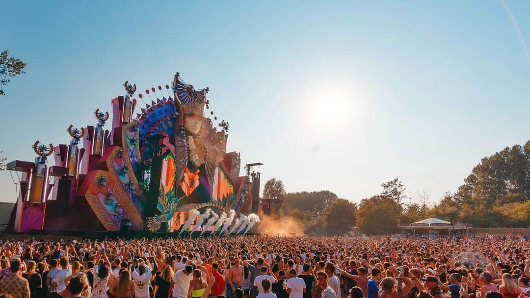 のインスタグラム：「Music is a universal language that brings people together from all over the world! Yesterday there were 20,000 people dancing to our songs and it’s just great to see that on days like this we all get a long and forget about all the troubles in the world. Keep dancing people in the end we are all united. ❤️」