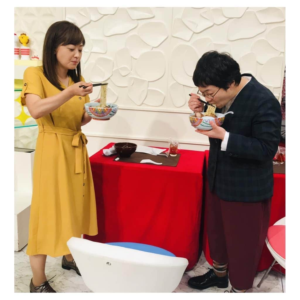 ハリセンボンさんのインスタグラム写真 - (ハリセンボンInstagram)「🏃 毎夏恒例日本テレビ「24時間テレビ」のマラソンランナー、今年初めての駅伝マラソンに、いとうあさこさん、水卜麻美アナ、ガンバレルーヤよしこ、そしてハリセンボン近藤春菜の4人で挑戦させて頂きました！ 観て頂いた方、応援してくださった方、皆さま本当に有難うございました！ なかなか更新ができず申し訳ございませんでした。 . マラソン明け、本日のスッキリにて番組からとっても素敵なご褒美を頂きました☺️✨ . スターターにはスッキリ総合MCの加藤浩次がサプライズで駆けつけてくれ、森アナの実況もあり、スッキリパワーがたくさん力をかしてくれました。 有難うございます！ . 春菜さん自身にとっても初めての挑戦でどうなるのか、走りきれるのか、本当に本当に不安でしたが、本番はこれまで一緒に練習を重ねてきた駅伝メンバーへの想いや、側で支えてくれていたマラソンチームのみなさん、スタッフのみなさん、国技館から応援してくださるみなさん、沿道で、テレビで、本当にたくさんの方々に背中を押して頂き走りきることができました！ . 絶対にたすきを繋ぐという想い、そしてみなさんからの応援がこんなにも大きな原動力になるんだと改めて感じた挑戦でした🏃！ 本当にありがとうございました！ . このあと21:00から駅伝マラソンの舞台裏を生放送で放送致します！ 私たちも初めてちゃんと自分たちの走りを見るのでとても楽しみです🙂 . 是非、4人の挑戦を見届けて頂けると嬉しいです。 . . さてさて…一方その頃相方のはるかさんの駅伝マラソン舞台裏は8月30日(金)阿佐ヶ谷ロフトAにて行うトークライブ「のます」にて明かしたいと思います…。 こちらも是非よろしくお願いいたします🙇！ . . #24時間テレビ #駅伝マラソン #いとうあさこ #水卜麻美 #ガンバレルーヤよしこ #ハリセンボン春菜 #プチ舞台裏 #マラソン後半背中を気にしていた春菜さん #虫が入ったかもというので走りながら何度か背中を何度か探ってみましたが #なにも見つかりませんでした… #マラソン七不思議 #応援ありがとうございました」8月26日 20時19分 - harisenbon_staff