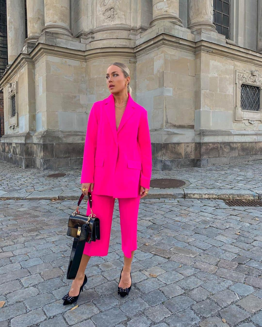 アンジェリカ・ブリックさんのインスタグラム写真 - (アンジェリカ・ブリックInstagram)「HOT PINK 💘 Wore this suit for #zeijawedding - SO HAPPY I got to be a part of their wedding and see these two amazing souls get married!! 💗」8月26日 20時20分 - angelicablick