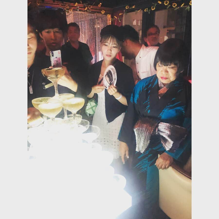 松岡李那さんのインスタグラム写真 - (松岡李那Instagram)「レジェンドコシノジュンコ先生80歳生誕祭🥳🥳🥳🥳🥂🥂🥂🥂🥂 おめでとうございます㊗️㊗️㊗️ 本当にパワーがスゴイ⭐️⭐️⭐️ これからもファッションの世界をどんどん輝かせてくれるのを楽しみにしています😊🙏 コシノ先生とお揃いの浴衣着てた！ ブルゾンちえみさんムッチャ綺麗やった🥺💕 ぽ☺️ #junkokoshino #koshinojunko #コシノジュンコ #ブルゾンちえみ #35億 #日本人の誇りです #legend」8月26日 20時21分 - linahxoxo