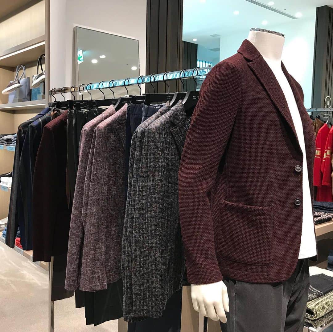 BARNEYS NEW YORKさんのインスタグラム写真 - (BARNEYS NEW YORKInstagram)「イタリア発＜ティージャケット＞から、バリエーション豊富な素材・柄の新作ジャケットを豊富に取り揃えてご紹介しています。また、セットアップになるパンツもご用意。詳しくはBIOの🔗よりご覧ください。 #tjacket #jacket #jacketstyle #business #businesscasual #fashion #ティージャケット #ジャケット #ビジネス #カジュアルジャケット #ファッション #バーニーズニューヨーク #barneysjapan #barneysnewyorkginza #barneysnewyorkshinjuku #barneysnewyorkroppongi #barneysnewyorkyokohama #barneysnewyorkkobe #barneysnewyorkfukuoka #onlinestore」8月26日 20時22分 - barneysjapan