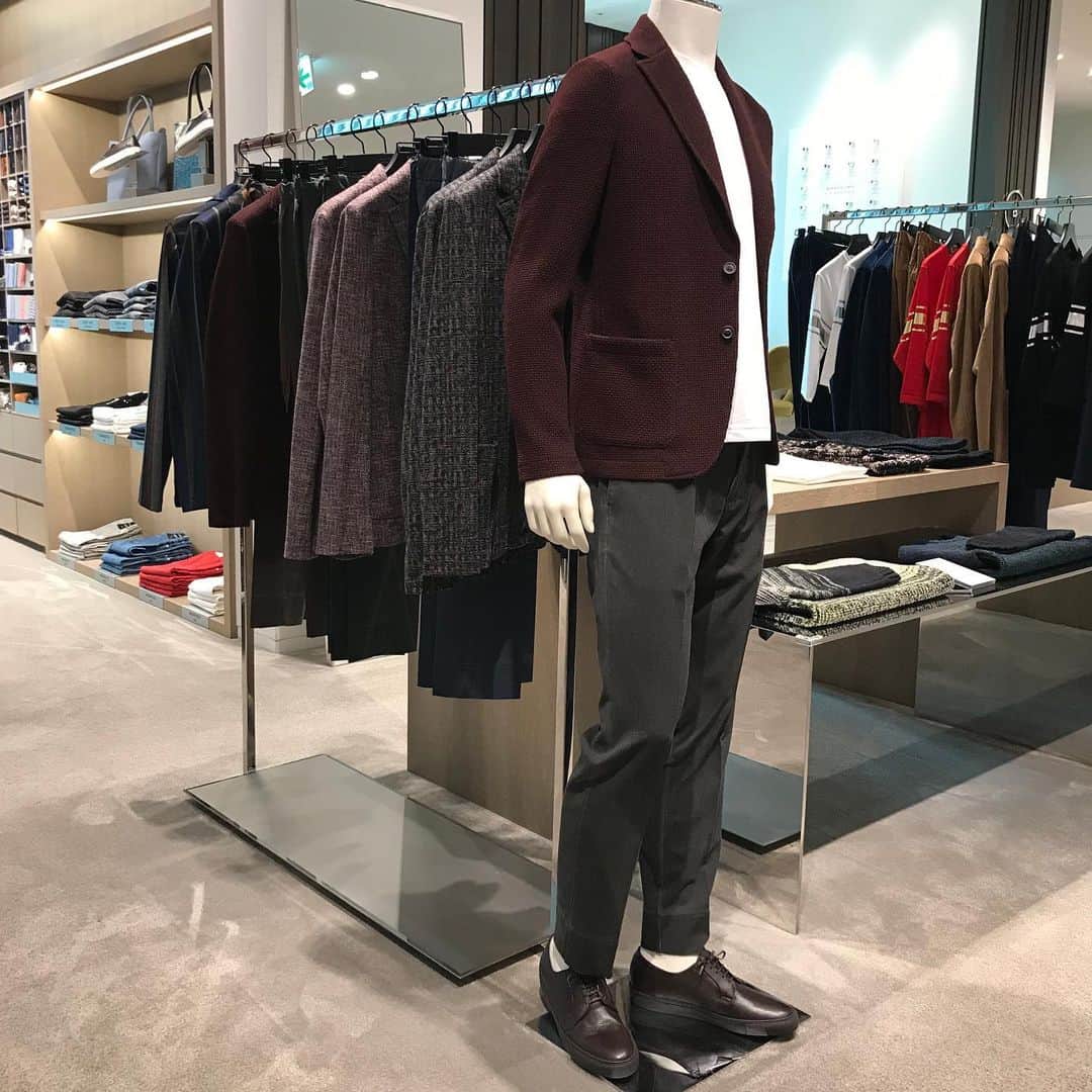 BARNEYS NEW YORKさんのインスタグラム写真 - (BARNEYS NEW YORKInstagram)「イタリア発＜ティージャケット＞から、バリエーション豊富な素材・柄の新作ジャケットを豊富に取り揃えてご紹介しています。また、セットアップになるパンツもご用意。詳しくはBIOの🔗よりご覧ください。 #tjacket #jacket #jacketstyle #business #businesscasual #fashion #ティージャケット #ジャケット #ビジネス #カジュアルジャケット #ファッション #バーニーズニューヨーク #barneysjapan #barneysnewyorkginza #barneysnewyorkshinjuku #barneysnewyorkroppongi #barneysnewyorkyokohama #barneysnewyorkkobe #barneysnewyorkfukuoka #onlinestore」8月26日 20時22分 - barneysjapan