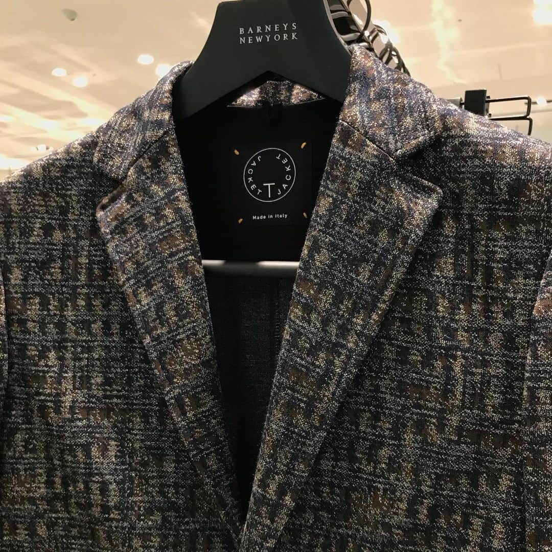 BARNEYS NEW YORKさんのインスタグラム写真 - (BARNEYS NEW YORKInstagram)「イタリア発＜ティージャケット＞から、バリエーション豊富な素材・柄の新作ジャケットを豊富に取り揃えてご紹介しています。また、セットアップになるパンツもご用意。詳しくはBIOの🔗よりご覧ください。 #tjacket #jacket #jacketstyle #business #businesscasual #fashion #ティージャケット #ジャケット #ビジネス #カジュアルジャケット #ファッション #バーニーズニューヨーク #barneysjapan #barneysnewyorkginza #barneysnewyorkshinjuku #barneysnewyorkroppongi #barneysnewyorkyokohama #barneysnewyorkkobe #barneysnewyorkfukuoka #onlinestore」8月26日 20時22分 - barneysjapan