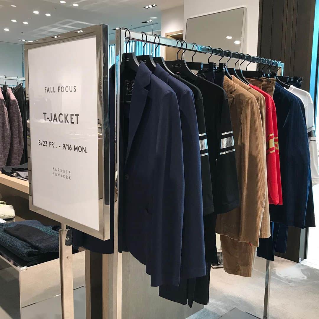 BARNEYS NEW YORKさんのインスタグラム写真 - (BARNEYS NEW YORKInstagram)「イタリア発＜ティージャケット＞から、バリエーション豊富な素材・柄の新作ジャケットを豊富に取り揃えてご紹介しています。また、セットアップになるパンツもご用意。詳しくはBIOの🔗よりご覧ください。 #tjacket #jacket #jacketstyle #business #businesscasual #fashion #ティージャケット #ジャケット #ビジネス #カジュアルジャケット #ファッション #バーニーズニューヨーク #barneysjapan #barneysnewyorkginza #barneysnewyorkshinjuku #barneysnewyorkroppongi #barneysnewyorkyokohama #barneysnewyorkkobe #barneysnewyorkfukuoka #onlinestore」8月26日 20時22分 - barneysjapan