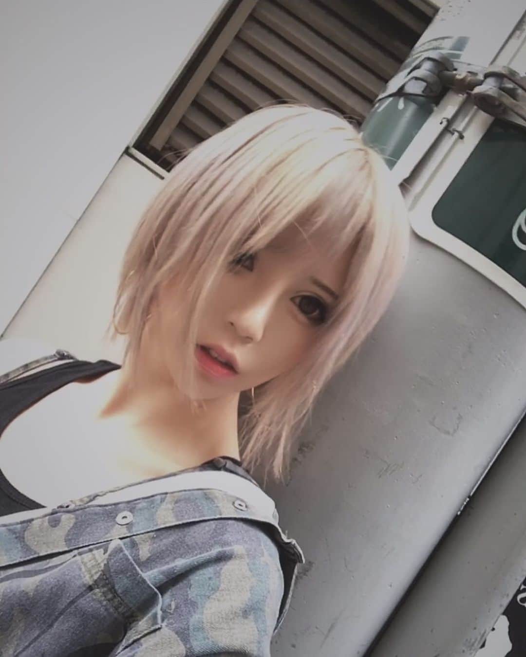 侑季美怜のインスタグラム：「・ ・ ・ 最近涼しくなったね🍃 ・ ・ ・ #涼しい #夏 #もうすぐ9月 #早いなぁ #キャバ辞めて10日 #酔っ払って自撮りした #朝方」