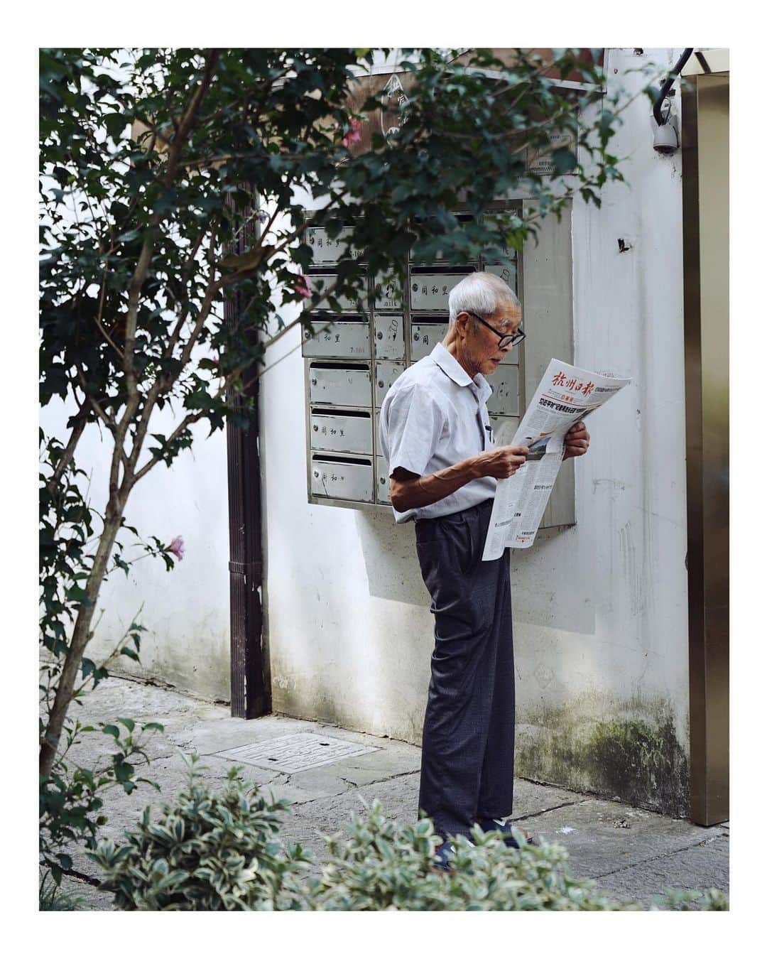 Koichiさんのインスタグラム写真 - (KoichiInstagram)「. . 杭州に出逢う . 「杭州のじいちゃんシリーズ」👴🏻 世界最古の京杭大運河に掛かる拱宸橋を渡って歴史地区を散策。いい味のじいちゃんたちにたくさん出逢いました。 . Hangzhou’s old boy series I strolled around the historical district of Hangzhou and met a lot of nice old boy. . @visit_hangzhou #杭州に出逢う #杭州 #杭州旅行 #hangzhou #visithangzhou #京杭大運河 #拱宸橋 .」8月26日 20時23分 - koichi1717