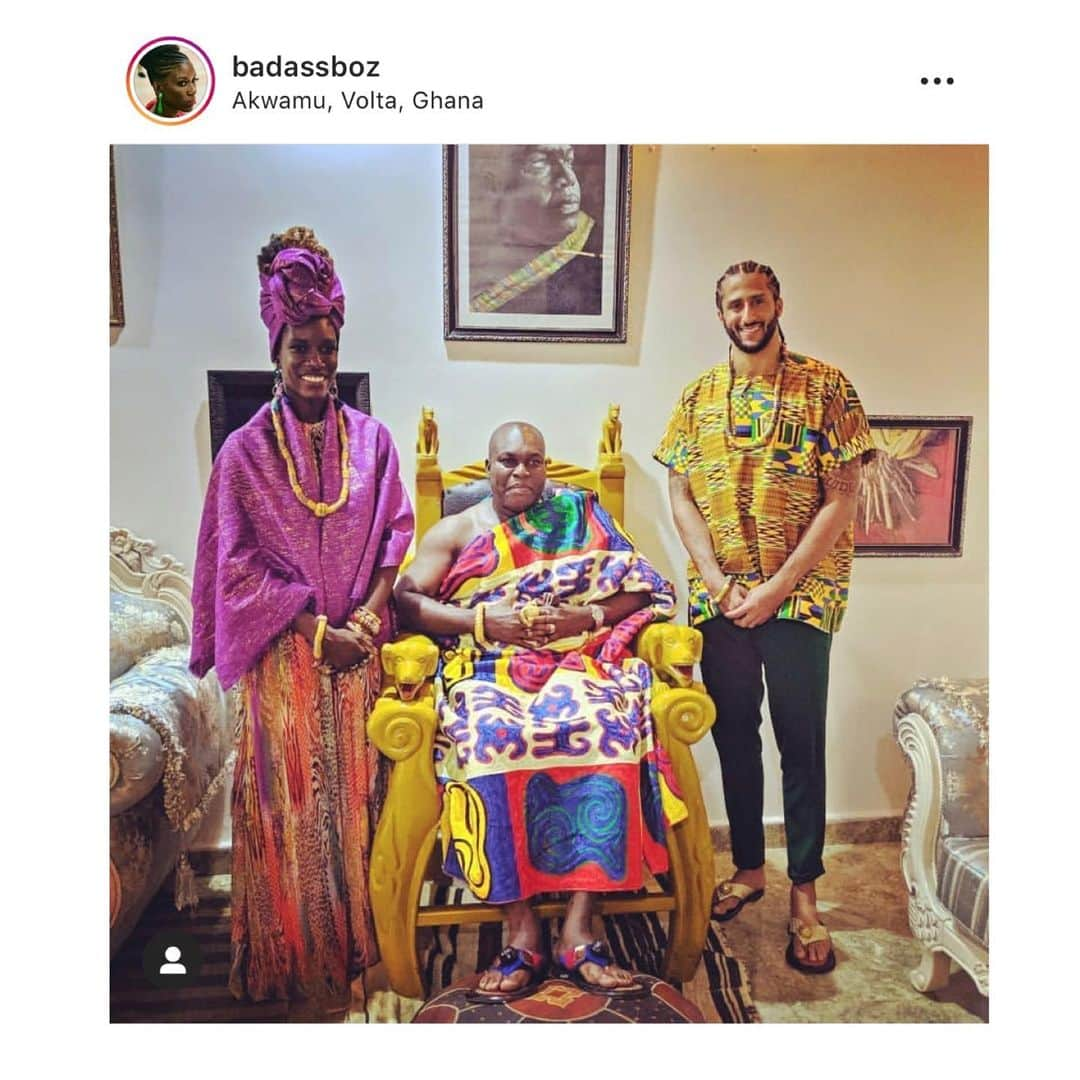 エブロ・ダーデンさんのインスタグラム写真 - (エブロ・ダーデンInstagram)「Kap in Ghana .... 💪🏿💪🏽💪🏾 #RP @badassboz ・・・ Kings. Queens. Warriors. The blood of our ancestors runs through our veins... fueling our resistances, recharging our spirits, empowering us to be THE GREATEST.  I am so very honored to be welcomed back to Akwamu by @king_of_akwamu after I was crowned as the Odupomma (Queen) last year, and this time, joined by @kaepernick7 who was witness to the majesty from which he descends (of course the King immediately recognized him as a valiant warrior like the legends of Akwamu). We were also honored and blessed by the Queen Mother, who is celebrating her 55th year on the throne. Our hearts are so full to be celebrated by the strength and beauty of the Adowa dance to carry us on our way back into the world from which we came. Onward!! Love to @nessnitty @miabellenyc @nimotalaiganiyu and all those who shared this incredible day 👑⚔️ #RoyalBlood #WarriorSpirit #WeAreAfrican  #FullCircleFestival  #YearOfReturn」8月26日 20時34分 - oldmanebro