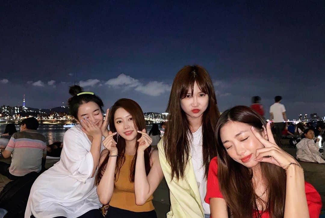 ティナ さんのインスタグラム写真 - (ティナ Instagram)「언니들이랑🌃 hangang vibes 🌃」8月26日 20時30分 - soobeanie_