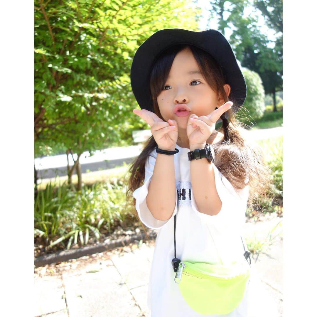 Saraさんのインスタグラム写真 - (SaraInstagram)「. coordinate♡ . モノトーンに ネオンカラーのバッグと ソックス💛💚 . hat ▶︎ #branshes  T-shirt ▶︎ #ciaopanictypy  skirt ▶︎ #globalwork  socks ▶︎ #xgirl  bag ▶︎ #anello . . #ootd #kids #kids_japan #kids_japan_ootd #kjp_ootd #kidsfahion #kidscode #kidsootd #kidswear #キッズコーデ #キッズファッション #ネオンカラー #エックスガール #バケットハット #楽天roomに載せてます」8月26日 20時30分 - sarasara718