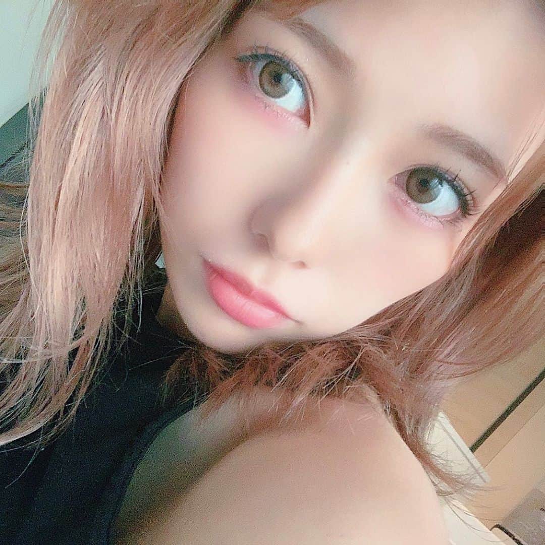 のインスタグラム：「おでこ出すとギャルって言われる😈 . 最近派手目が好きになってきた…！そのままでもギャル？わたしってぎゃる？🤘🏻 . . #しばらくしたら反動で暗髪にしたくなるでしょう」