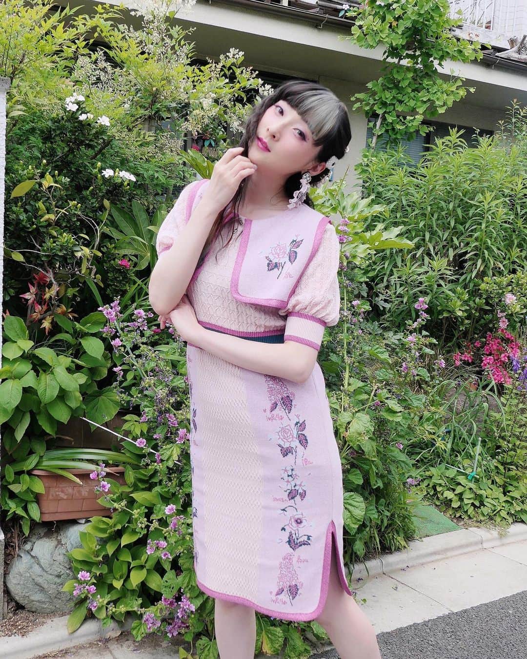 のインスタグラム：「Feeling super girly🎀 ガーリーな気分🎀 . . MUA: @atsushisasakimakeup  Earring: #jubileejubilee  Dress: #rurumu . . . 👉🏻 #rinrinootd . . #rinrindoll #japanesefashion #tokyofashion #harajukufashion #ファッション #夏 #おしゃれ #コーデ #撮影 #モデル #今日のコーデ #pink #ピンク #ニット #knit #pinkdress #ピンクワンピース #ワンピース #ワンピ #東京 #原宿 #tokyo #japan #harajuku」