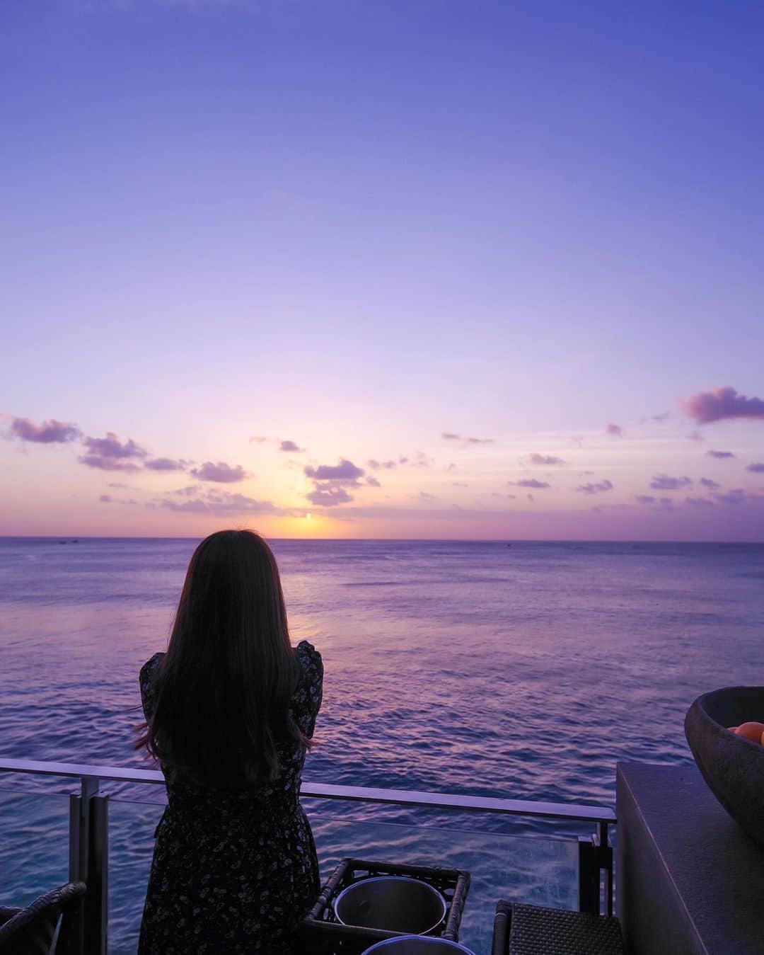 田島知華さんのインスタグラム写真 - (田島知華Instagram)「【Indonesia🇮🇩Bali】 滞在したアヤナリゾートにはバリで最も有名なバーと言っても過言ではない“ロックバー バリ”があり、グラデーションの空が綺麗なマジックアワーを堪能しました。  ロックバーは海上14メートルの岩の上に作られ、素晴らしいサンセットが見られる絶景バー🍸✨ 世界のベストホテルバートップ30にも選ばれたこちらのバーは宿泊者だけでなく他のホテルに滞在している人もたくさん訪れていて、毎日のように行列ができるほどの人気！  ヴィラ宿泊者特典として通常は受け付けていないサンセット時の予約ができるので、もし「サンセットを絶対ロックバーで過ごしたい！」という方はヴィラに宿泊するのがおすすめです😊 Copyright © TAJIHARU  PENTAX K-1 MarkⅡ  HD PENTAX-D FA 15-30mmF2.8ED SDM WR HD PENTAX-D FA 28-105mmF3.5-5.6ED DC WR _ #たじはるトリップ #TAJIHARU_indonesia #アヤナリゾート #アヤナリゾートヴィラ #ロックバー #インドネシア #バリ #女子旅 #旅ガール #田島知華 #たじはる #トラベルフォトライター #カメラ女子 #indonesia #bali #ayanaresort #ayanaresortbali #rockbarbali #visitbali #wonderful_places #beautifuldestinations #beautifulhotels #earthpix #discoverglobe #discoverearth」8月26日 20時42分 - haruka_tajima