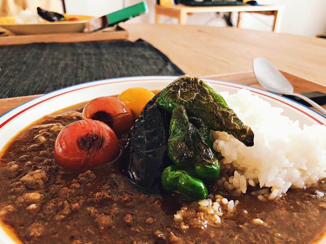 yuxuki wagaのインスタグラム：「AKOMEYAの山椒マトンキーマカレー夏野菜のせ。レトルトでも大満足。」