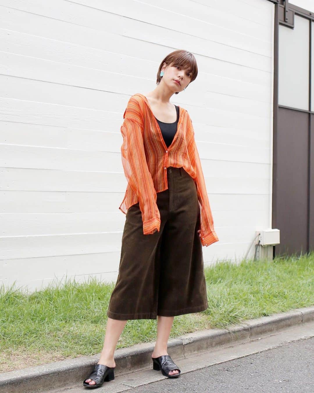 石川瑠利子のインスタグラム：「. .  fashion🙆🏻‍♀️🌟 @uniqlo のコーデュロイワイドクロップドパンツをユーズドのシースルーなシャツと合わせてみたよ🦚🦚🦚 . . #ハイウエストコーデュロイワイドクロップドパンツ #コーデュロイコレクション #corduroycollection #fashion #pr #uniqlo」