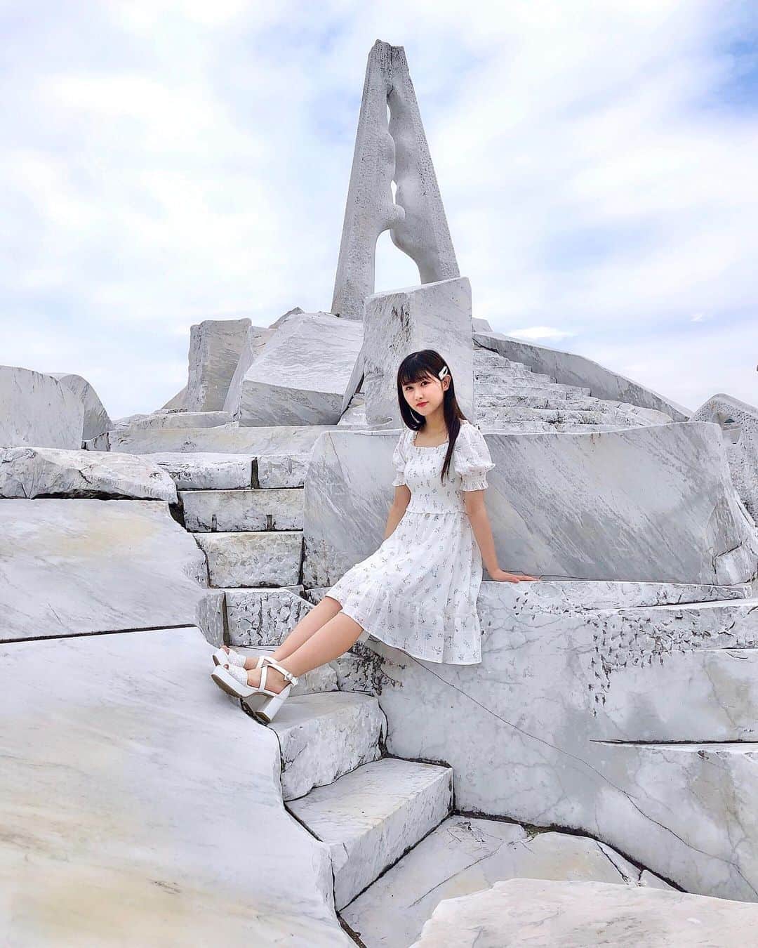 山本杏奈さんのインスタグラム写真 - (山本杏奈Instagram)「🏰💭💍 未来心の丘の写真まだありました〜 当たりが真っ白なので、 眩しかった！！！ 素敵な場所でした✨  #未来心の丘 #尾道 #広島」8月26日 20時46分 - yamamoto_anna_