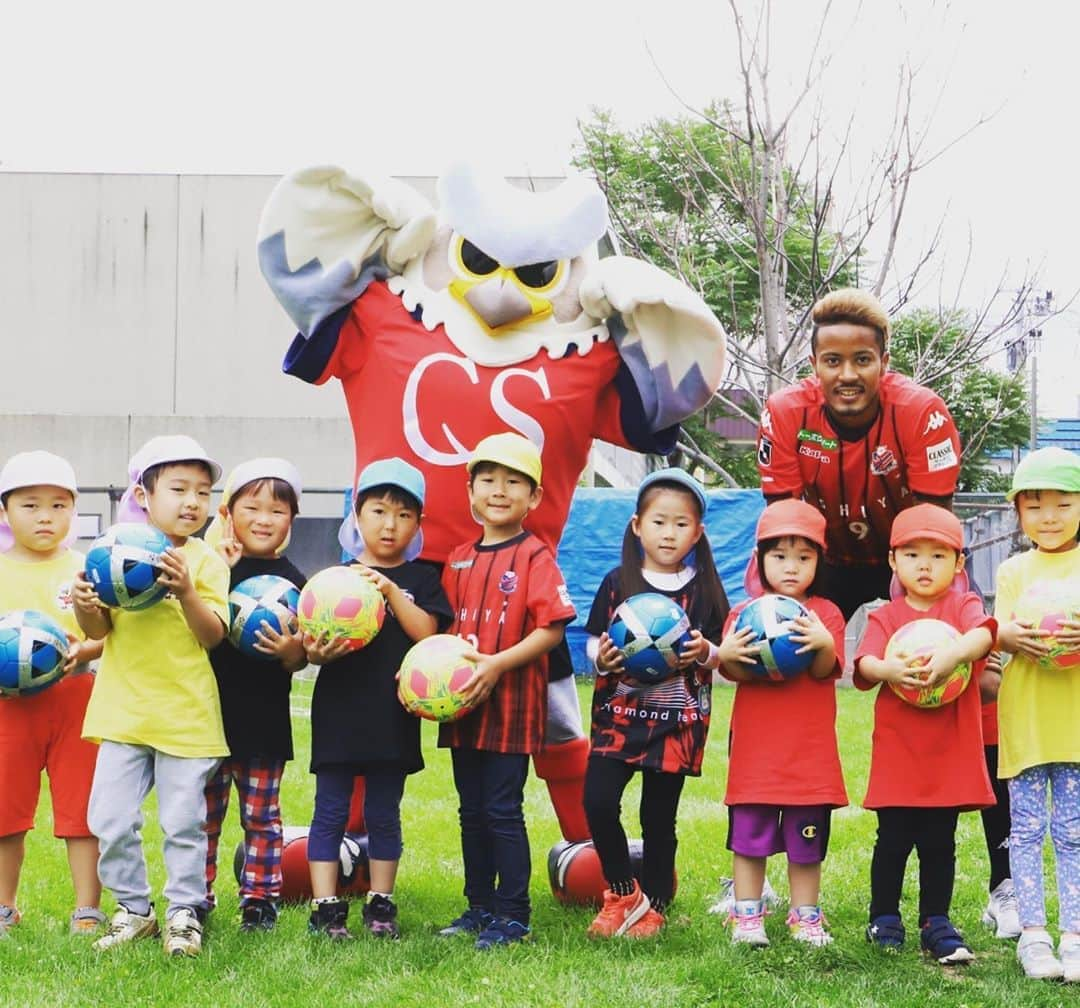 鈴木武蔵さんのインスタグラム写真 - (鈴木武蔵Instagram)「今日はドーレくんと…  札幌市の幼稚園に遊びに行ってきました✌️ みんな思った以上にコンサドーレの事知っててくれたしサッカーが好きって子も多くて嬉しかったな。サッカーしたり、かけっこしたり、一緒に踊ったり、楽しい時間はあっという間に過ぎたなー！ #北海道コンサドーレ札幌 #幼稚園訪問 #ドーレくん」8月26日 20時47分 - musatoro0211