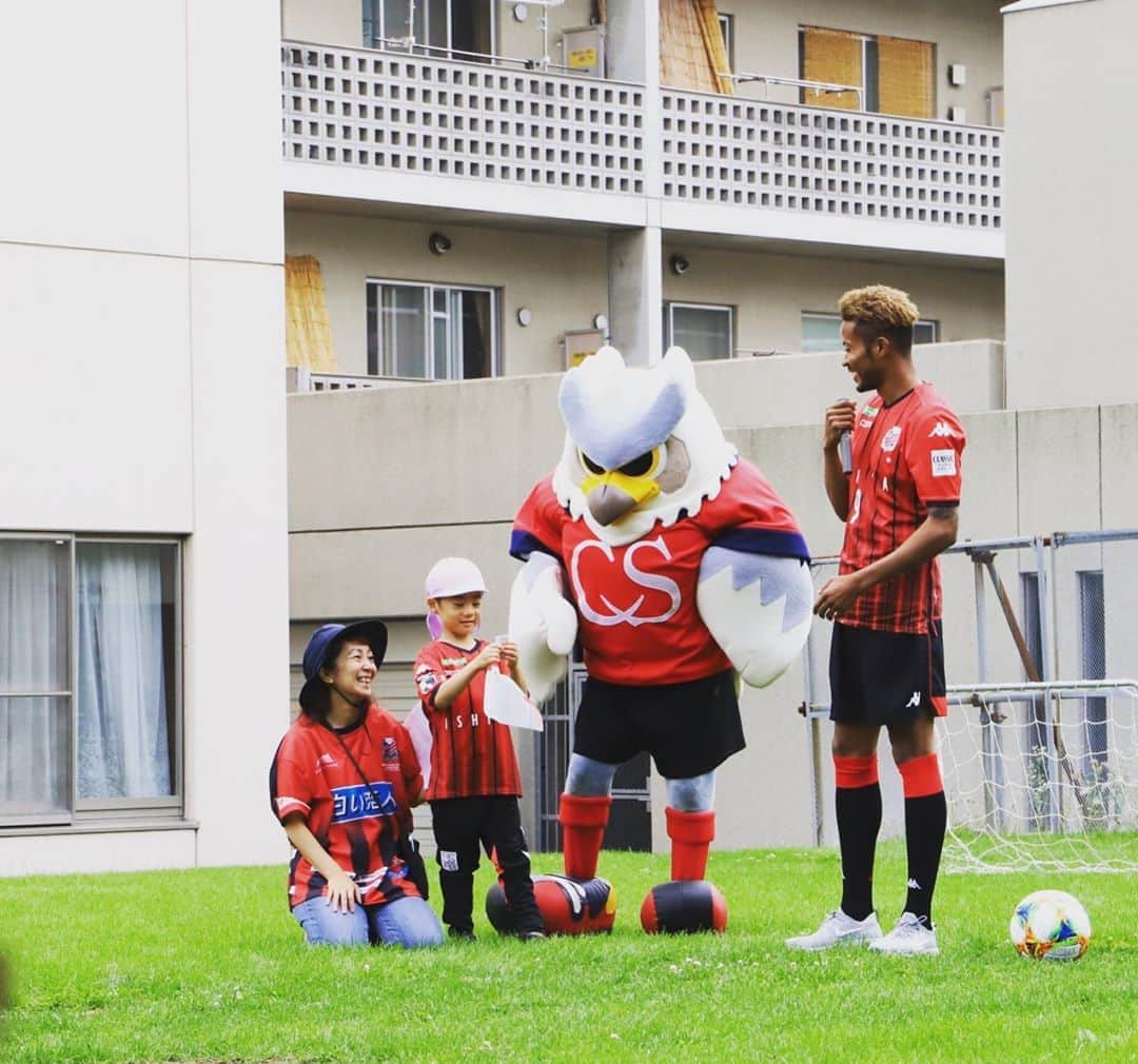 鈴木武蔵さんのインスタグラム写真 - (鈴木武蔵Instagram)「今日はドーレくんと…  札幌市の幼稚園に遊びに行ってきました✌️ みんな思った以上にコンサドーレの事知っててくれたしサッカーが好きって子も多くて嬉しかったな。サッカーしたり、かけっこしたり、一緒に踊ったり、楽しい時間はあっという間に過ぎたなー！ #北海道コンサドーレ札幌 #幼稚園訪問 #ドーレくん」8月26日 20時47分 - musatoro0211