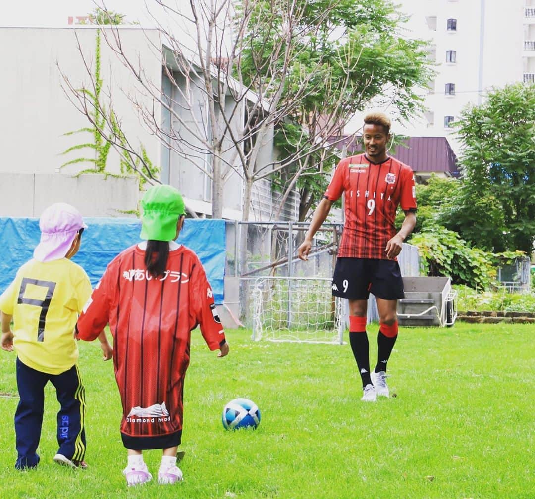 鈴木武蔵さんのインスタグラム写真 - (鈴木武蔵Instagram)「今日はドーレくんと…  札幌市の幼稚園に遊びに行ってきました✌️ みんな思った以上にコンサドーレの事知っててくれたしサッカーが好きって子も多くて嬉しかったな。サッカーしたり、かけっこしたり、一緒に踊ったり、楽しい時間はあっという間に過ぎたなー！ #北海道コンサドーレ札幌 #幼稚園訪問 #ドーレくん」8月26日 20時47分 - musatoro0211