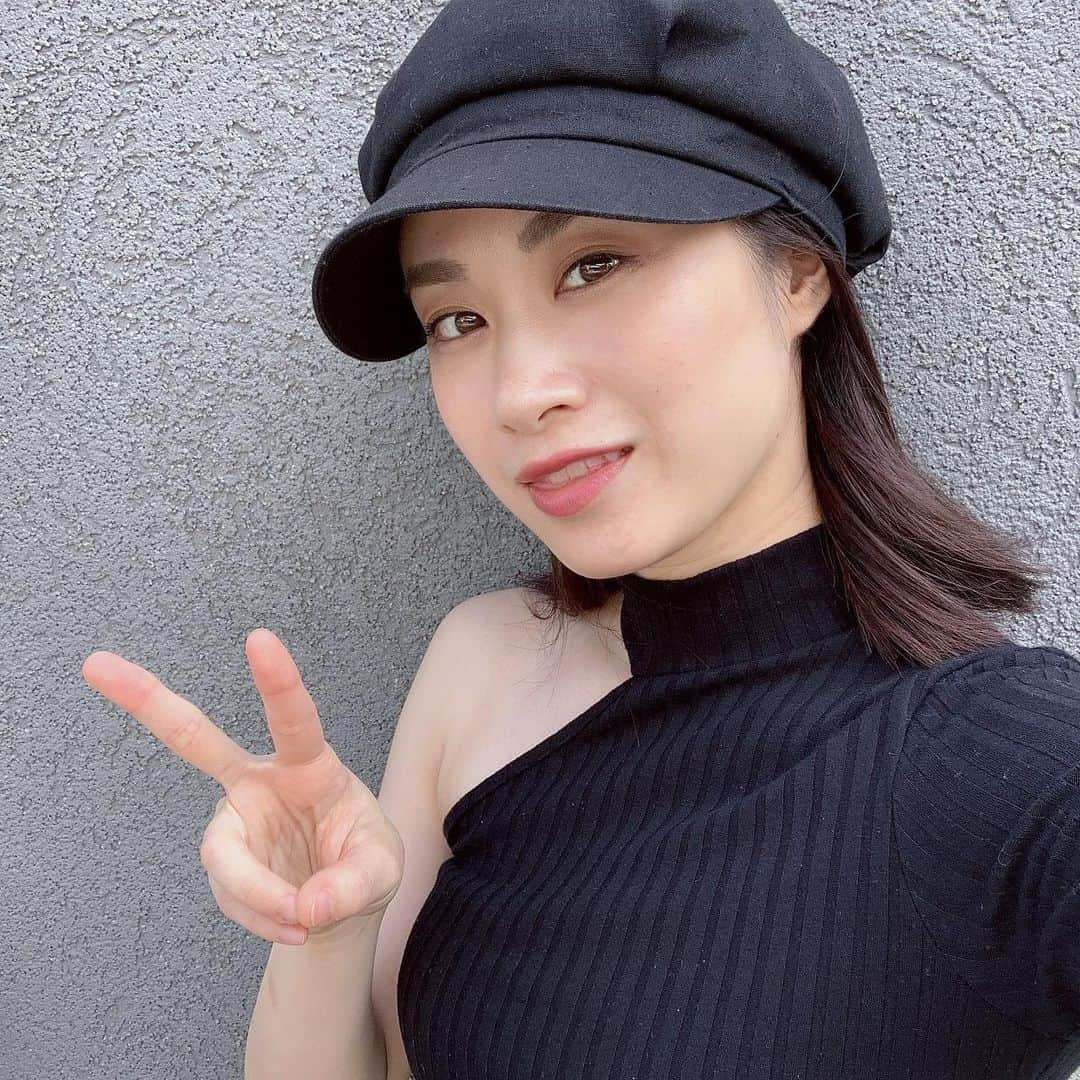 鈴木芳奈のインスタグラム：「いやぁ。なんか、涼しくなって秋が近づいてるね〜 まだまだ暑いけど、秋が好きなのでとっても楽しみ♪メイクもちょっとボルドーで秋仕様にしたよ^ ^  #ボルドーメイク」