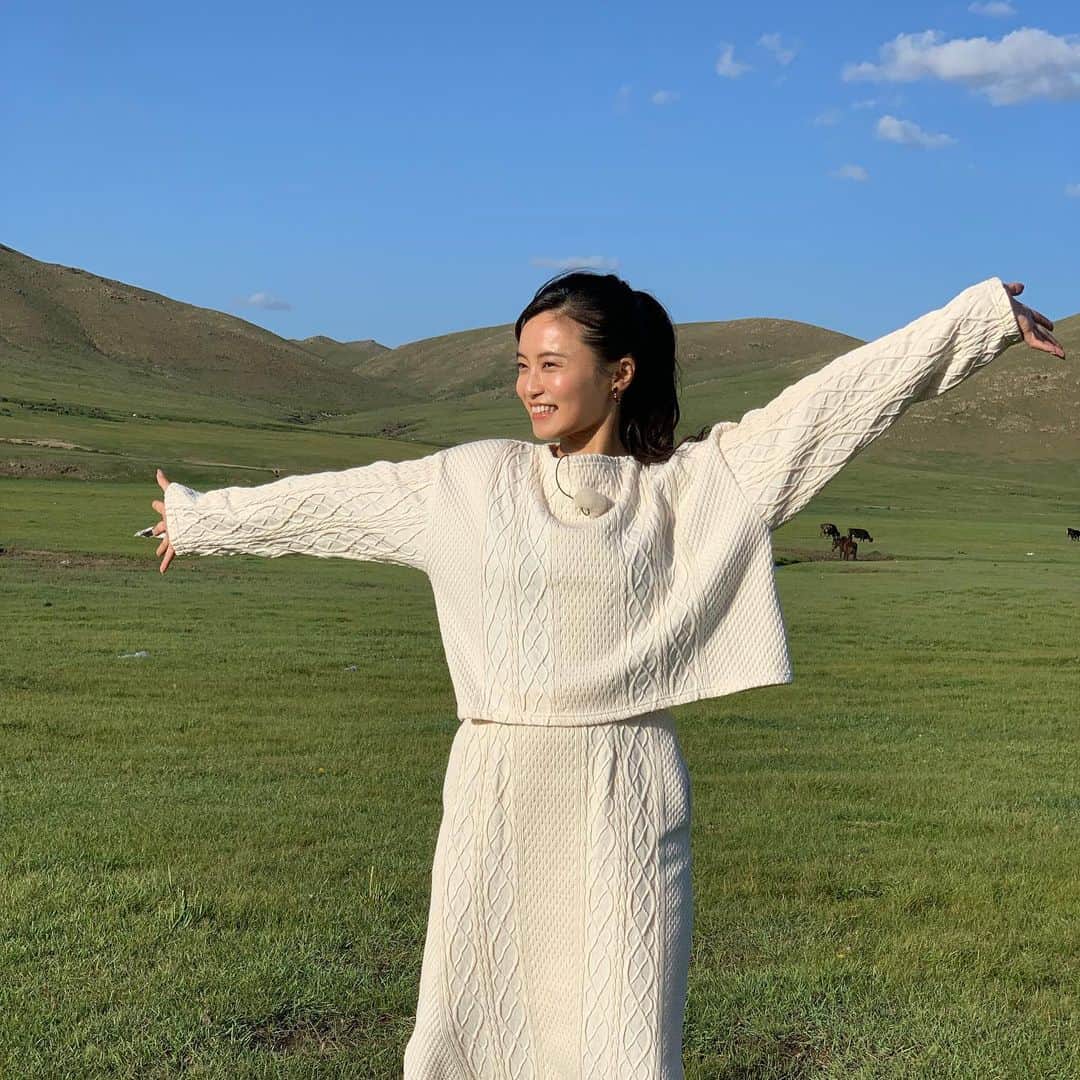 小島瑠璃子さんのインスタグラム写真 - (小島瑠璃子Instagram)「🇲🇳 モンゴルの草原！ みどりー！ 空ひろーーーい！！ 3枚目はのどごし生CM風です。」8月26日 20時48分 - ruriko_kojima