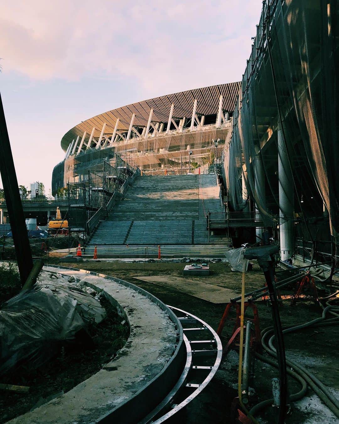 ima_ju / Jun Iのインスタグラム：「. . Construction Site in the Beautiful Evening . . From Main Approach Side of “New National Stadium” . ( 1 year to the Tokyo Olympics ...) . . wiz @tokyo_grapher #ShotOn_TG #TheEmptySeries . Telephoto LENS 50mm　 #TG_TELE . . ::」