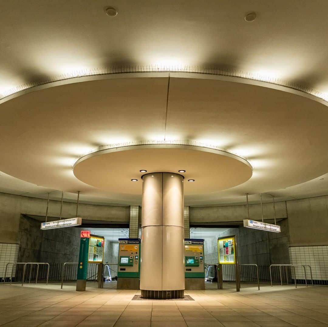 ルフトハンザさんのインスタグラム写真 - (ルフトハンザInstagram)「Thousands of people pass by the train station Bockenheimer Warte on their way from A to B, often overlooking the artistic architecture right above their heads. #Lufthansa #FlyToFrankfurt」8月26日 21時01分 - lufthansa