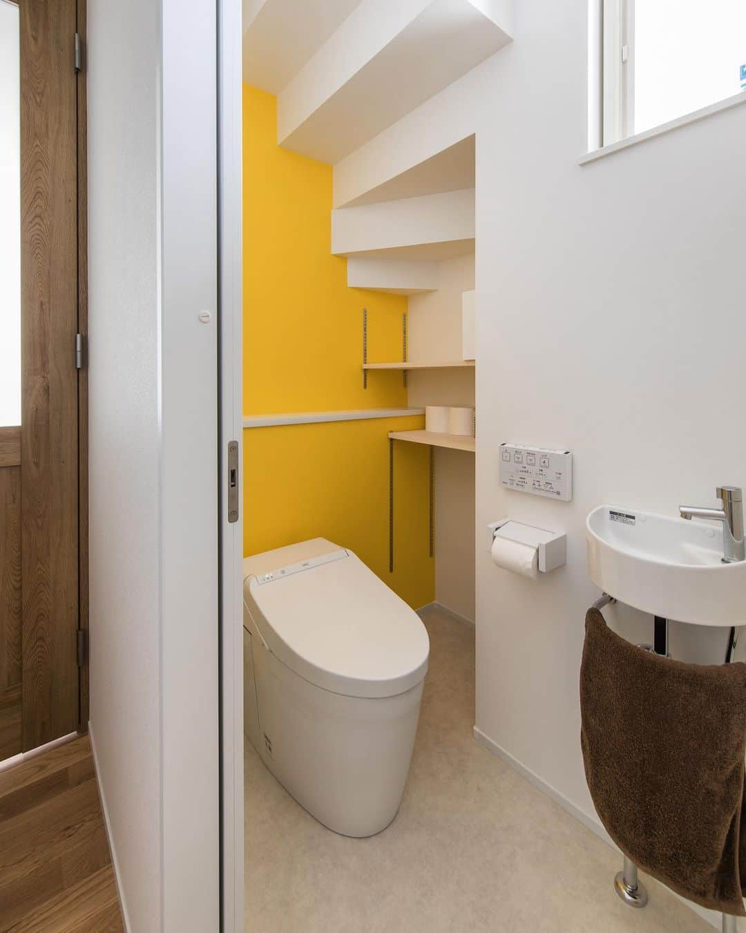 ルポハウス一級建築士事務所さんのインスタグラム写真 - (ルポハウス一級建築士事務所Instagram)「・ ・ ・ 階段下のスペースを有効利用したトイレ。 ・ 向日葵のような明るいクロスで、より広く空間を感じられます。 ・ ・ ・ 𓐌𓐌𓐌𓐌𓐌𓐌𓐌𓐌𓐌𓐌𓐌𓐌𓐌𓐌𓐌𓐌𓐌𓐌  ルポハウスの施工事例はこちらまで☞ @reposhouse  𓐌𓐌𓐌𓐌𓐌𓐌𓐌𓐌𓐌𓐌𓐌𓐌𓐌𓐌𓐌𓐌𓐌𓐌 #ルポハウス は#ちょっとかっこいい家 を"友人のために" という思いでつくっています。 一生に一度の#マイホーム。 「あなたにしかできない」×「ルポハウスだからできる」で、 私たちだけの#家づくり を思いっきり楽しんでみませんか？！ ・ ・ ・ #住宅 #注文住宅 #新築一戸建て #デザイナーズ住宅  #一級建築士事務所 #設計事務所  #滋賀県大津市 #滋賀県草津市 #滋賀県栗東市  #滋賀県近江八幡市 #トイレインテリア #twp2657  #アクセントクロスイエロー #トキワクロス」8月26日 21時01分 - reposhouse