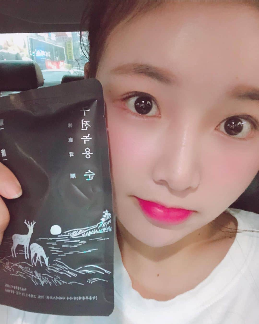 hyeriのインスタグラム：「요즘 잠도못자고 자도자도 피곤함을 느꼈는데...녹용먹고나서 일어날때 확실히 다르다💪참고로!수족냉증도 심한데 이거먹고나서 확실히 다르다몸이 이래서 녹용~녹용하는건가..꾸준히 먹어야겠다 역시 나이는 못속여..부모님께 선물도 최고!! 피곤함을 느끼는20~30대한테도 최고👍  #완판녹용#강남녹용#직장인피로#야근#구전녹용#명품녹용#수족냉증#피로회복#러시아녹용#추석선물#부모님선물#사무실#업무#정글의법칙#정글의법칙녹용」