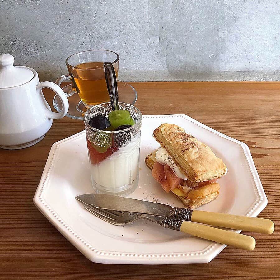 すずゆきさんのインスタグラム写真 - (すずゆきInstagram)「おひるごはん ・ ・ 今日は健診につき朝ごはん抜き 子どもたちが朝食を食べる姿をうらやましそうに眺め バリウム飲んでフラフラになりつつも 予想以上に健診が早く終わったので ランチはshivacafeさんへ✨✨ ・ 本当に大大大好きなごはん😭✨ 甘辛酸味のバランスが取れた バリエーションに富んだたくさんのおばんざいひとつひとつがおいしくて 一口一口 食べてはおいしい〜っと心の中でつぶやいてしまうプレート ・ 選べるメインは 今日はお初のグリーカレーをセレクト 鶏肉がプリップリで玄米によく合いたまらないおいしさ✨ デザートもある日だったから しっかり注文 これまた感動的なおいしさでした✨ ・ 先月も行っていて その時は 玄米フレークの唐揚げをセレクト サクサクジューシーな唐揚げも最高でした♪♪ ・ おいしいごはんは 心も体もよろこぶなぁと実感し 日々のごはん作りのモチベーションを上げてもらいました✨ 2019.8.26」8月26日 20時55分 - snow_bell95