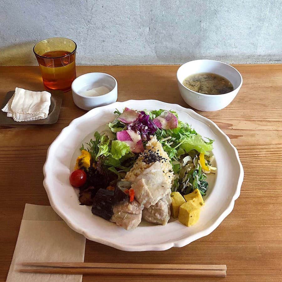 すずゆきさんのインスタグラム写真 - (すずゆきInstagram)「おひるごはん ・ ・ 今日は健診につき朝ごはん抜き 子どもたちが朝食を食べる姿をうらやましそうに眺め バリウム飲んでフラフラになりつつも 予想以上に健診が早く終わったので ランチはshivacafeさんへ✨✨ ・ 本当に大大大好きなごはん😭✨ 甘辛酸味のバランスが取れた バリエーションに富んだたくさんのおばんざいひとつひとつがおいしくて 一口一口 食べてはおいしい〜っと心の中でつぶやいてしまうプレート ・ 選べるメインは 今日はお初のグリーカレーをセレクト 鶏肉がプリップリで玄米によく合いたまらないおいしさ✨ デザートもある日だったから しっかり注文 これまた感動的なおいしさでした✨ ・ 先月も行っていて その時は 玄米フレークの唐揚げをセレクト サクサクジューシーな唐揚げも最高でした♪♪ ・ おいしいごはんは 心も体もよろこぶなぁと実感し 日々のごはん作りのモチベーションを上げてもらいました✨ 2019.8.26」8月26日 20時55分 - snow_bell95