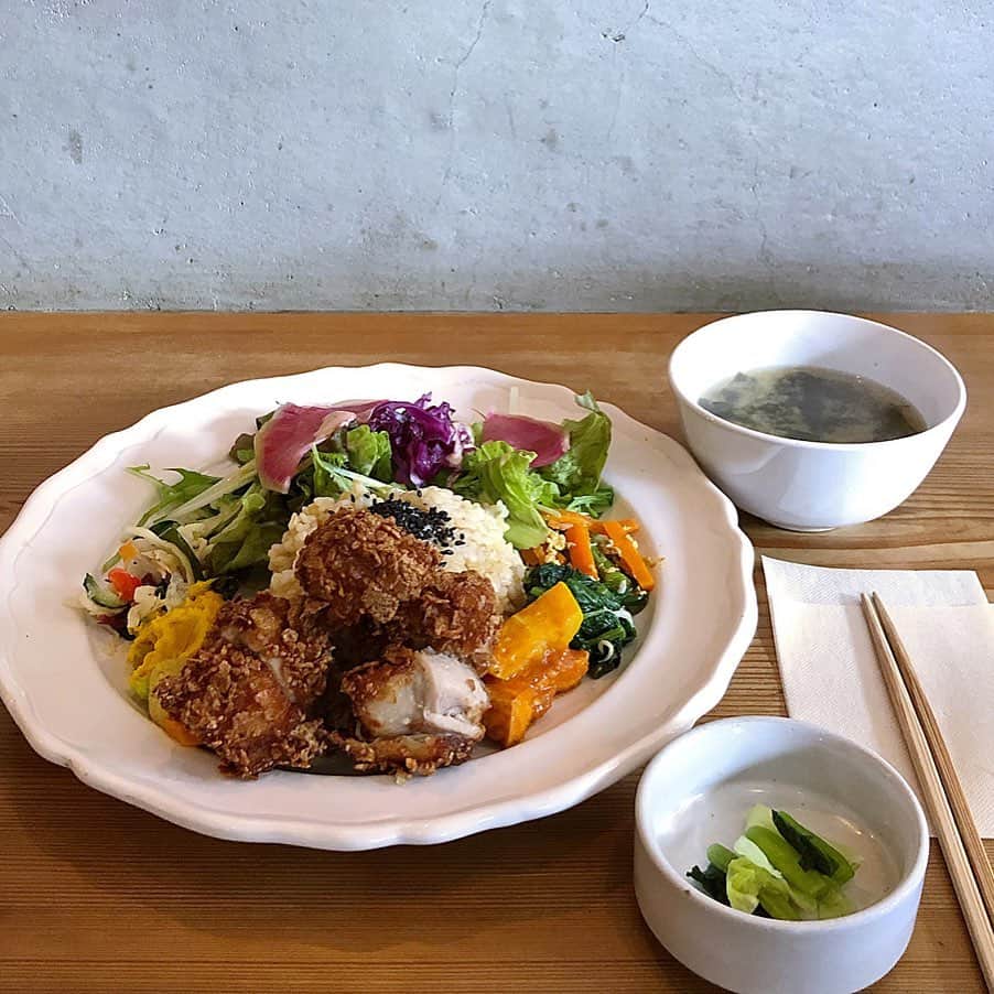 すずゆきさんのインスタグラム写真 - (すずゆきInstagram)「おひるごはん ・ ・ 今日は健診につき朝ごはん抜き 子どもたちが朝食を食べる姿をうらやましそうに眺め バリウム飲んでフラフラになりつつも 予想以上に健診が早く終わったので ランチはshivacafeさんへ✨✨ ・ 本当に大大大好きなごはん😭✨ 甘辛酸味のバランスが取れた バリエーションに富んだたくさんのおばんざいひとつひとつがおいしくて 一口一口 食べてはおいしい〜っと心の中でつぶやいてしまうプレート ・ 選べるメインは 今日はお初のグリーカレーをセレクト 鶏肉がプリップリで玄米によく合いたまらないおいしさ✨ デザートもある日だったから しっかり注文 これまた感動的なおいしさでした✨ ・ 先月も行っていて その時は 玄米フレークの唐揚げをセレクト サクサクジューシーな唐揚げも最高でした♪♪ ・ おいしいごはんは 心も体もよろこぶなぁと実感し 日々のごはん作りのモチベーションを上げてもらいました✨ 2019.8.26」8月26日 20時55分 - snow_bell95