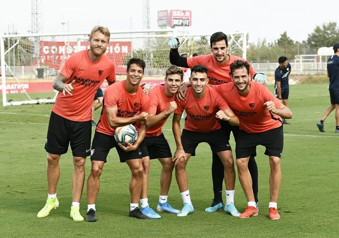 オリベル・トーレスのインスタグラム：「Empieza el lunes con una sonrisa! 😀💪🏼 #equipoganador」