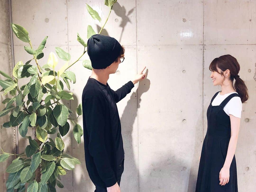 佐藤真瑚さんのインスタグラム写真 - (佐藤真瑚Instagram)「･ ･ CanCam Liveまで2週間を切りました！  生配信ではプレゼンタイムがあるため せっかくなのでよりよく商品を紹介出来たらと思い ヘアメイクの石川ユウキさんのところへ お話を伺ってきました！  顔の中心にファンデーションが 濃くなってしまわないように 下地を塗った後、眉やアイメイクを済ませて 顔の外側から少しずつファンデーションを乗せていく というテクニックを伝授していただきました！  顔の中心にファンデーションが濃くなってしまうと 顔の凹凸がなくなり平面的になってしまう。 それを真っ白な壁とコンクリートの壁を使って 具体的にお話してくださり、 メイクも固定概念に縛られずに もっと自由にやってみようと思いました！  考えや工程に縛られているからこそ ずっと同じメイクを何年もしていたり 時間もかかってしまうんだなと たくさんの発見がありました🌻 石川さん、ありがとうございました！  ちなみに最近は T3プレミアムオイルをスキンケアで使用してから モイスチャーファンデーションを塗ると ツヤ肌になってお気に入りなのですが 江原道さん、こんな使い方もありでしょうか？☺️ プロの技も伝授していただいて 9/7の生配信、さらに頑張れそうです💪🏻 ･ @ishikawayuki_hairmake @kohgendo_official @cancam_official ･ #cancamlive#auwowma#cancam #cancam_auwowma#キャンキャン #KohGenDo#江原道#こうげんどう#kohgendobeauty#モイスチャーファンデーション#kohgendo_official#AIVIL#アイビル#D2アイロン#Instawave#インスタウェーブ#kissnewyork #キスニューヨーク#belulutry #コスメ好きさんと繋がりたい#コスメ好き #コスメマニア#コスメレビュー #ヘアアレンジ#ヘアアイロン#洗顔#洗顔グッズ」8月26日 20時55分 - _mako0320