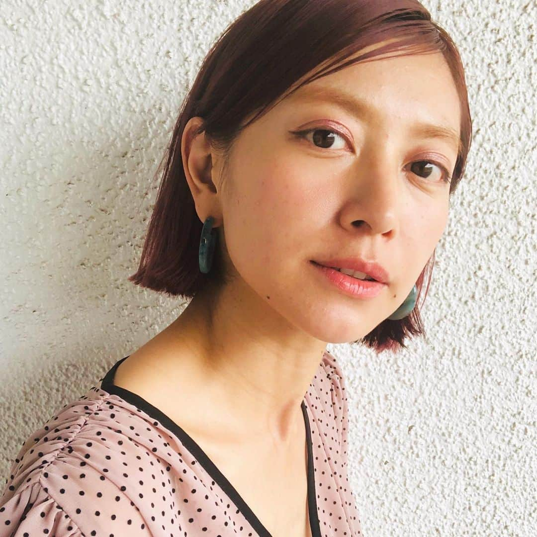 EMILY/BLUEさんのインスタグラム写真 - (EMILY/BLUEInstagram)「前髪ぱっつんに 切りたかったのですが今回もぐっっっと我慢✊🏼✊🏼✊🏼✊🏼 カラーは久しぶりにピンクにしたくて、 まずは濃いめにのせてもらい... ここから少しずつ落ちていっていい感じになっていくのが毎度の楽しみです💓 (ちなみにもともとブリーチ済みの髪にカラーしています☝🏼) #wakuna #fashion #coordinate #ootd #haircut #hairstyle #etretokyo #kamakura #outfit #コーディネート #ファッション #ボブヘア #鎌倉 #ママファッション #ママコーデ #カジュアルコーデ #ボブ #美容室 #ヘアカット #ボブヘアー #ピンクヘアー」8月26日 20時56分 - emilybluejewelry0220