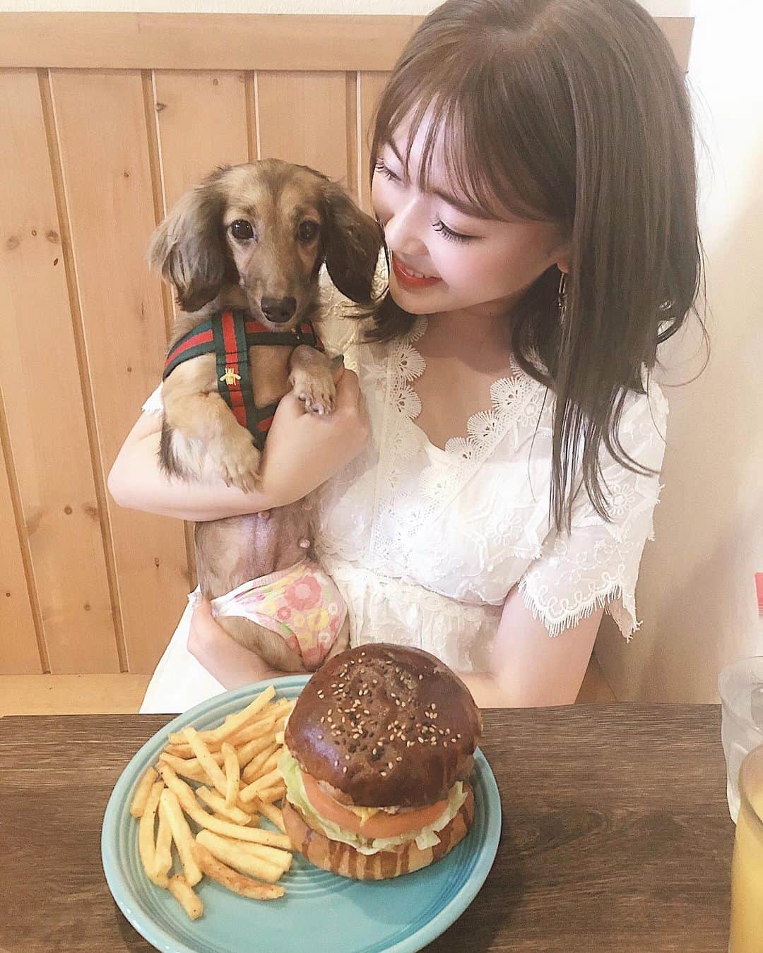藤川沙弥のインスタグラム：「𓂃𓂂𓅯﻿ ﻿ 外暑いから室内🐶一緒に入れるcafeって﻿ ほんと助かる🥺❤️🍔﻿ ﻿ ストーリー載せたんだけど﻿ 長年通ってるマツエクサロンが﻿ 9月いっぱいまで、﻿ 私のインスタ見たと言って予約してもらうと﻿ 上つけ放題9800円が5000円に‼️﻿ 神割引なので是非利用してね🎫❤️﻿ ﻿ ﻿ ﻿」