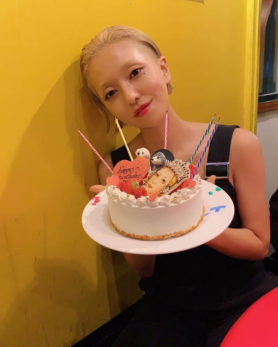 PELIさんのインスタグラム写真 - (PELIInstagram)「今年もまた誕生日が来ました！🎂 毎回サプライズ過ぎて、1回目はなんとかメイクしたが2回目はヨレヨレT シャツを着てのお誕生日会で、3回目は化粧がはがれ落ちていました👽🐕🌺🐈嬉しかったな💕💕💕 皆さま、いつも本当にどうもありがとうございます✨🙇‍♂️🙇‍♂️🙇‍♂️✨ 今後とも、何卒よろしくお願いいたします！」8月26日 20時59分 - peli4649