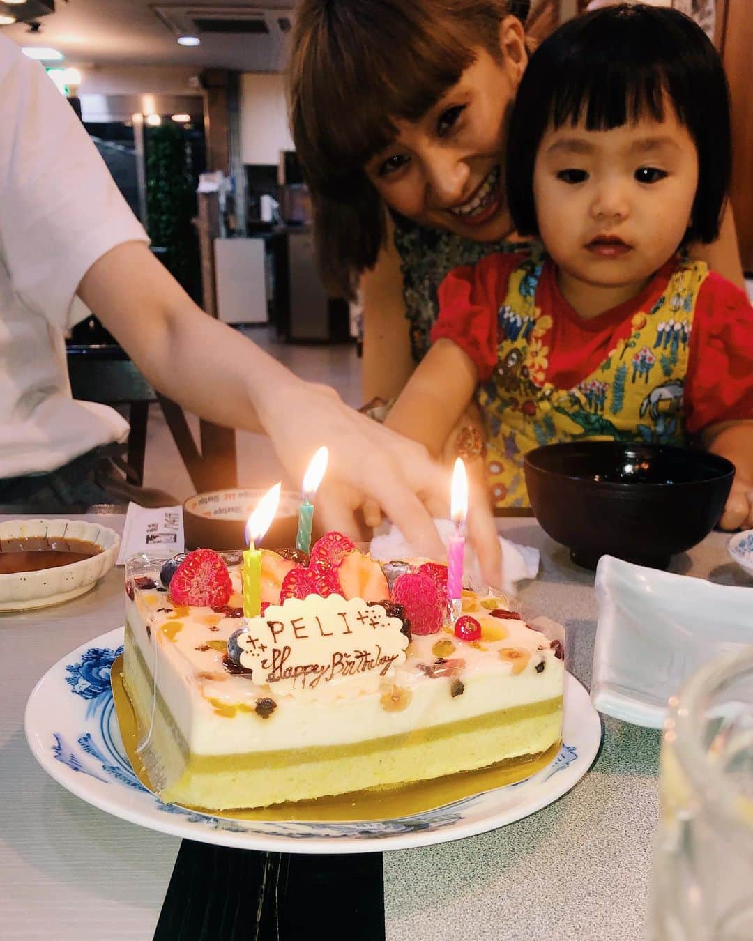 PELIさんのインスタグラム写真 - (PELIInstagram)「今年もまた誕生日が来ました！🎂 毎回サプライズ過ぎて、1回目はなんとかメイクしたが2回目はヨレヨレT シャツを着てのお誕生日会で、3回目は化粧がはがれ落ちていました👽🐕🌺🐈嬉しかったな💕💕💕 皆さま、いつも本当にどうもありがとうございます✨🙇‍♂️🙇‍♂️🙇‍♂️✨ 今後とも、何卒よろしくお願いいたします！」8月26日 20時59分 - peli4649