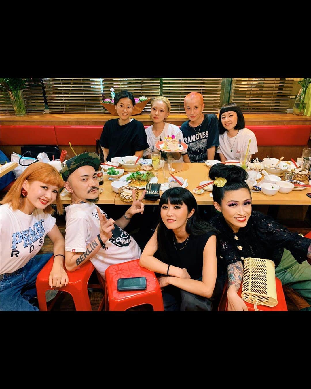 PELIさんのインスタグラム写真 - (PELIInstagram)「今年もまた誕生日が来ました！🎂 毎回サプライズ過ぎて、1回目はなんとかメイクしたが2回目はヨレヨレT シャツを着てのお誕生日会で、3回目は化粧がはがれ落ちていました👽🐕🌺🐈嬉しかったな💕💕💕 皆さま、いつも本当にどうもありがとうございます✨🙇‍♂️🙇‍♂️🙇‍♂️✨ 今後とも、何卒よろしくお願いいたします！」8月26日 20時59分 - peli4649