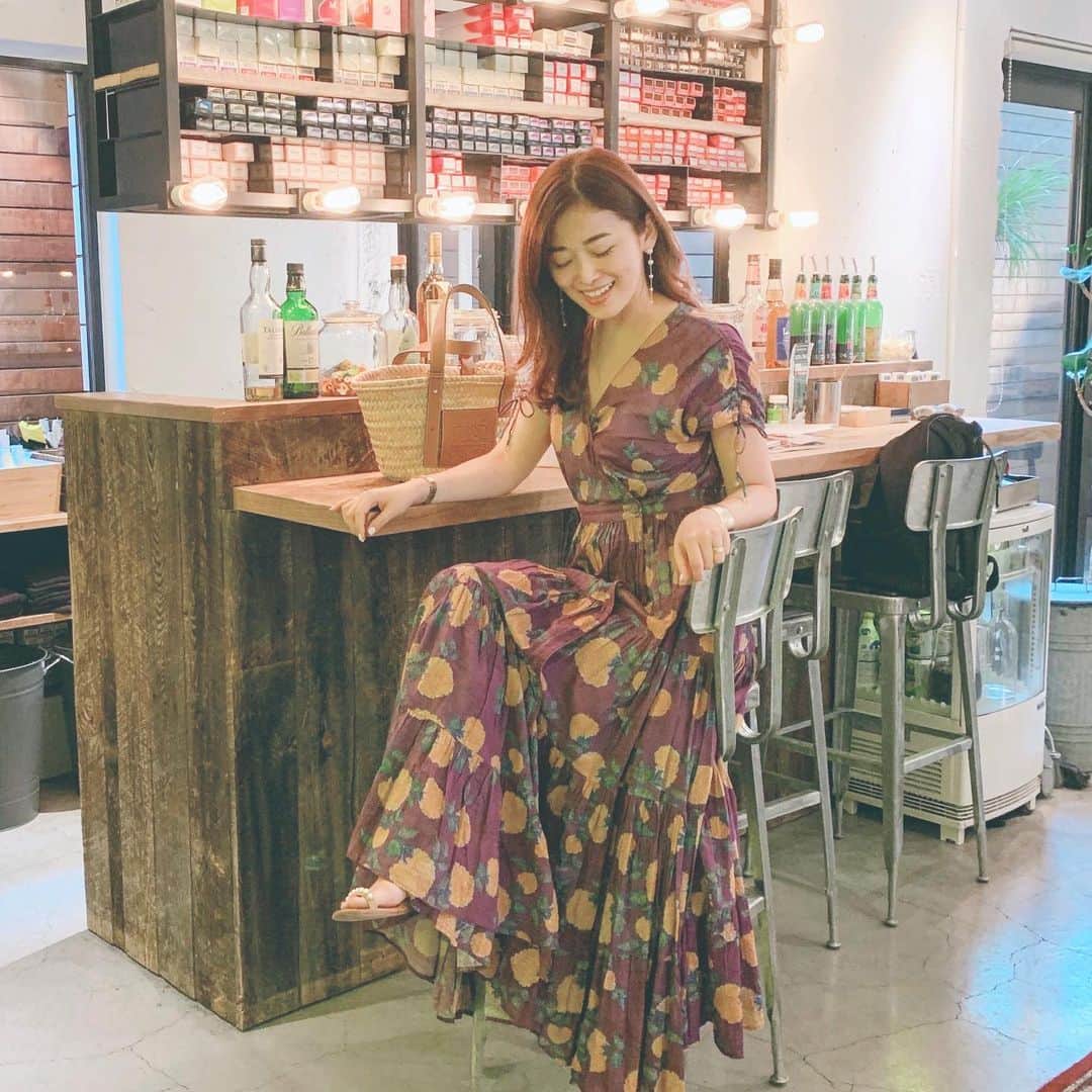 のインスタグラム：「. 夏休みもほぼラストですね！ . 仕事も家のことも、 本格的に忙しくなる前にヘアサロンへ。 バーみたいなカウンターのある @velvet_on_the_beach . 夏も終わりだけど 髪色を落ち着かせるのは来月にして 今回は根元のリタッチだけ☺︎ . . それにしても この時期の小学生ママ達の話をきいてると 「子供の夏休みの宿題もんだい✏️‼️」 …のネタが多いこと！ . 来年は娘も小学生。 うちは興味のない宿題は絶対、 後回しのタイプだろうなぁ😓💦 . . . #ヘアサロン#美容院 #表参道美容院#青山美容院 #tokyohairsalon#aoyamahairsalon」