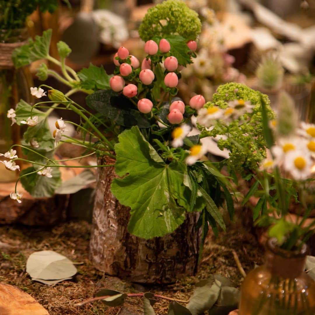 The Sally Garden（ザ サリィガーデン）さんのインスタグラム写真 - (The Sally Garden（ザ サリィガーデン）Instagram)「. . #ゲスト のテーブルに フラグを立てると . . ナチュラルで可愛い #会場コーディネート の 出来上がり♡ . . ちょっとしたアイディアで とびきり可愛い会場作り♡ . . #披露宴 -----おすすめ情報----- #ビアガーデン予約スタート　🍺💕 週末は混雑が予想されますので早目のご予約オススメです🍻✨ ※どなたでもご予約可能です❗️ . ビアガーデン限定のシェフ特製ビュッフェ料理 料理やデザートの実演も乞うご期待 . 生ビール・世界のビールを始めとしたアルコール各種 充実のノンアルコールを含めた フリードリンク 全て*食べ放題＆飲み放題*となります。 . 🕐日時 2019年 9/7(土)・9/8(日)・9/9(月) OPEN:18:00 (受付17:30〜) CLOSE:21:00 . 💸費用 大人 6,000円 子供 2,000円（小学生〜中学生） ※小学生未満無料 ※要予約 ・。*・。*・。*・。*・。*・。*・ . . 🏠公式ホームページは @the_sally_garden のURLから💕 ☞http://sally-garden.jp/ . ． ・。*・。*・。*・。*・。*・。*・ サリィ"５大"おすすめPOINT👰♡ ・。*・。*・。*・。*・。*・。*・ （１）完全貸切ウエディング🏠💕 . 鮮やかな緑と光が包む。 別荘に友人や家族を招くようにリラックスできる空間 . ┈┈┈┈┈┈┈┈┈┈┈┈┈┈┈┈┈┈┈ （２）360度ゲストを囲むガーデン挙式🌿 . 憧れのガーデン挙式と 人気のラスティックウェディングが叶う . ┈┈┈┈┈┈┈┈┈┈┈┈┈┈┈┈┈┈┈ （３）ゲストの喜びが鍵になる👰🤵✨ . ふたりの想いやイメージを汲み取り、 おもてなしのプロとしてチームサリィが 一丸となり理想のウエディングを創り上げます。 . ┈┈┈┈┈┈┈┈┈┈┈┈┈┈┈┈┈┈┈ （４）笑顔が広がる美食🍽💕 . 幅広い年齢層から支持される美食 お箸で年配ゲストも食べやすい気配りも。 . ┈┈┈┈┈┈┈┈┈┈┈┈┈┈┈┈┈┈┈ （５）アクセス🚘🌟 . 最寄り駅から5分!! 国道50号線付近にあり各方面から訪れやすい。 . ・。*・。*・。*・。*・。*・。*・。*・。*・ #ザサリィガーデン #gardenwedding  #wedding #bridal #花嫁diy #結婚式diy #日本中のプレ花嫁さんと繋がりたい  #花嫁さんと繋がりたい #結婚式準備中  #花嫁準備 #卒花嫁レポ #オリジナルウェディング #ウエディングアイテム #ゼクシィ #marry花嫁 #ウェディングニュース  #ウェディングレポ #ハナレポ #栃木 #群馬 #プレ花嫁 #結婚式 #卒花しました #2019年夏婚 #2019年秋婚 #2019wedding」8月26日 21時00分 - the_sally_garden